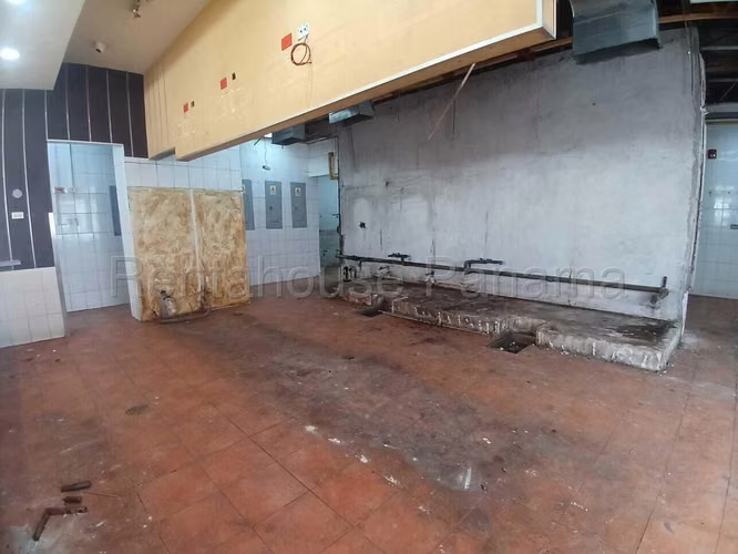 Alquiler de Amplio Local Comercial en Brisas del Golf Mts2: 384 PD