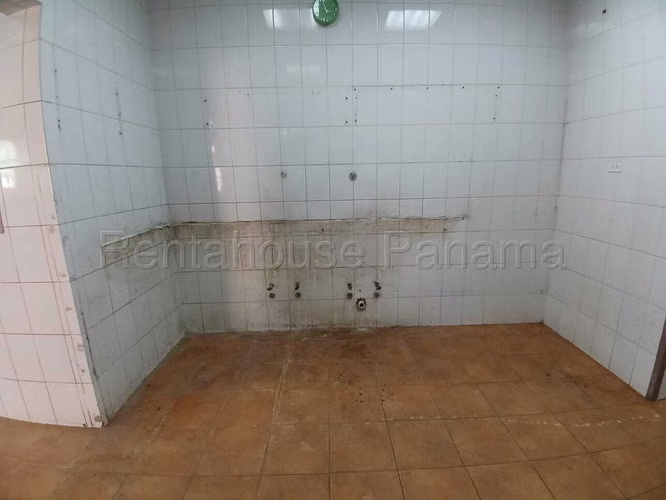 Alquiler de Amplio Local Comercial en Brisas del Golf Mts2: 384 PD