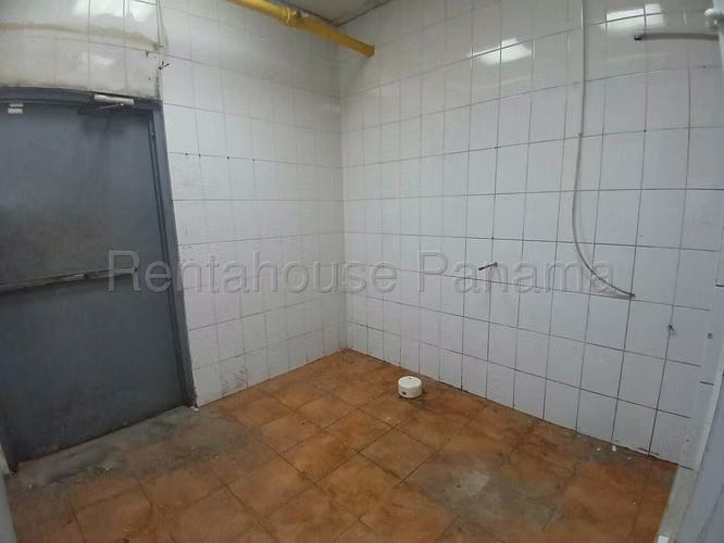 Alquiler de Amplio Local Comercial en Brisas del Golf Mts2: 384 PD