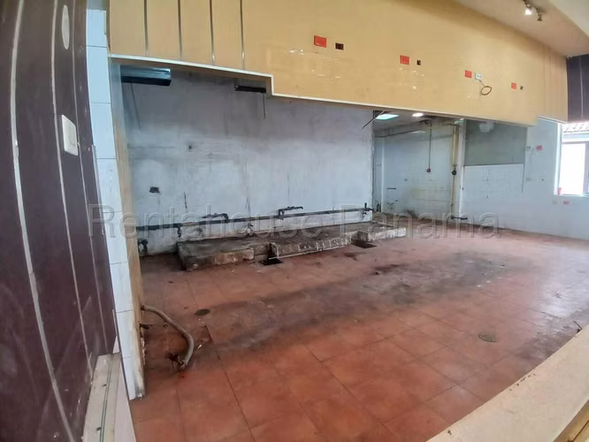Alquiler de Amplio Local Comercial en Brisas del Golf Mts2: 384 PD