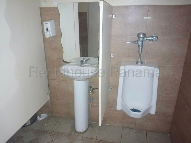 Alquiler de Amplio Local Comercial en Brisas del Golf Mts2: 384 PD