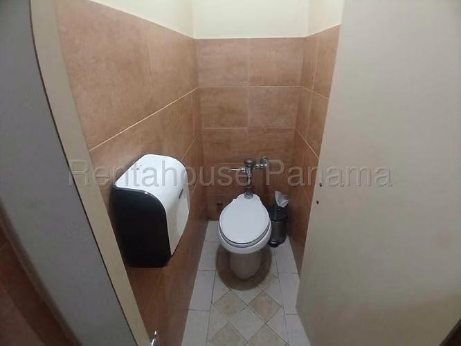 Alquiler de Amplio Local Comercial en Brisas del Golf Mts2: 384 PD