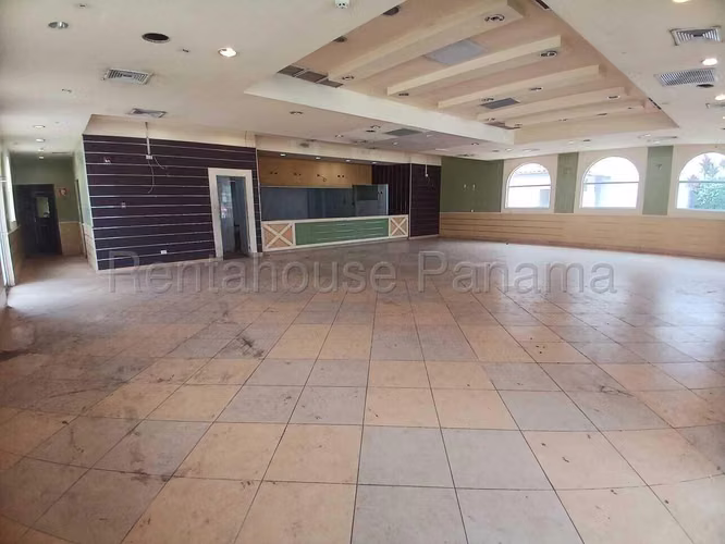 Spacious commercial space for rent in Brisas del Golf. 384 sq m. PD