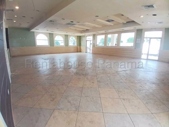 Alquiler de Amplio Local Comercial en Brisas del Golf Mts2: 384 PD