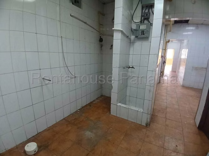 Alquiler de Amplio Local Comercial en Brisas del Golf Mts2: 384 PD
