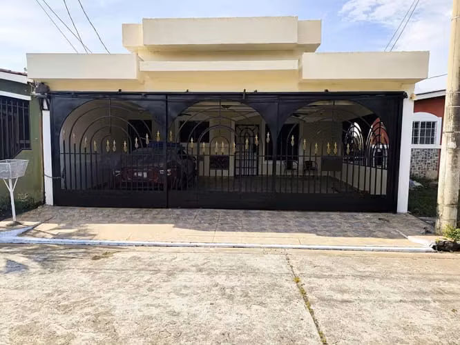 C2594J SE VENDE AMPLIA CASA EN DON BOSCO