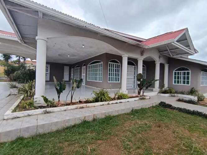 Hermosa Residencia 4R, 6b La Mitra Terreno 1,292m2 $298,000
