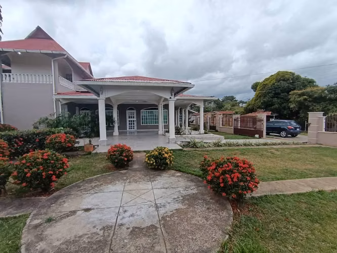 Hermosa Residencia 4R, 6b La Mitra Terreno 1,292m2 $298,000