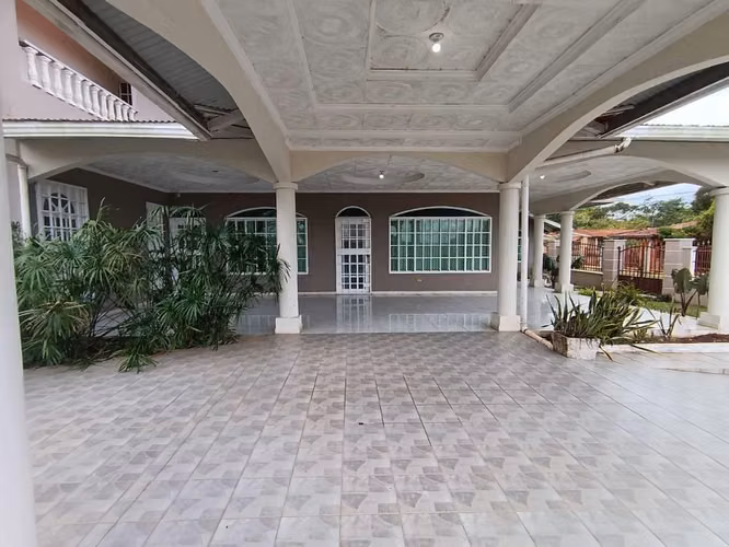 Hermosa Residencia 4R, 6b La Mitra Terreno 1,292m2 $298,000