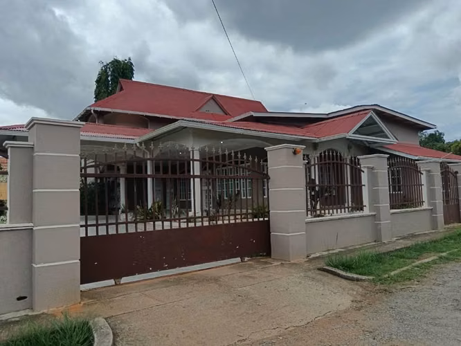 Hermosa Residencia 4R, 6b La Mitra Terreno 1,292m2 $298,000