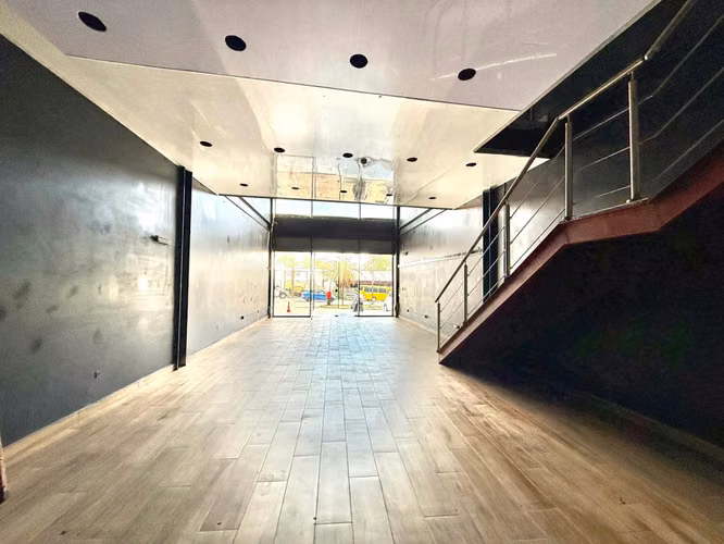 LOCAL COMERCIAL EN TUMBA MUERTO - CERCA DE LAS UNIVERSIDADES - PLANTA BAJA