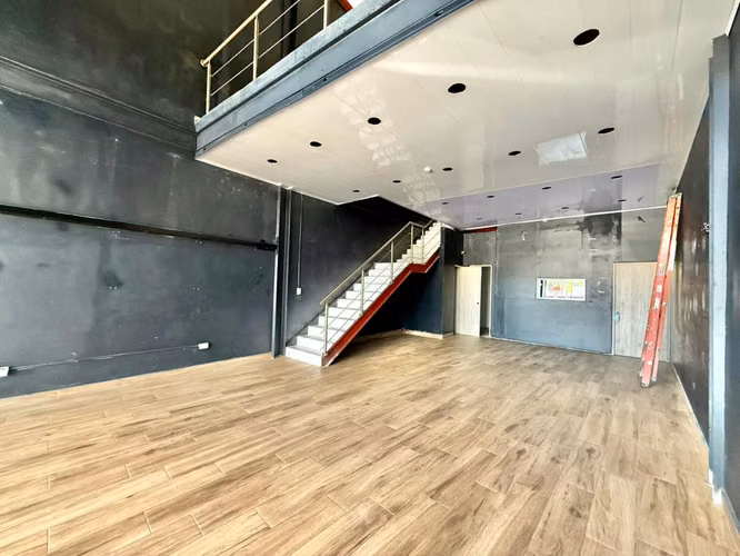 LOCAL COMERCIAL EN TUMBA MUERTO - CERCA DE LAS UNIVERSIDADES - PLANTA BAJA