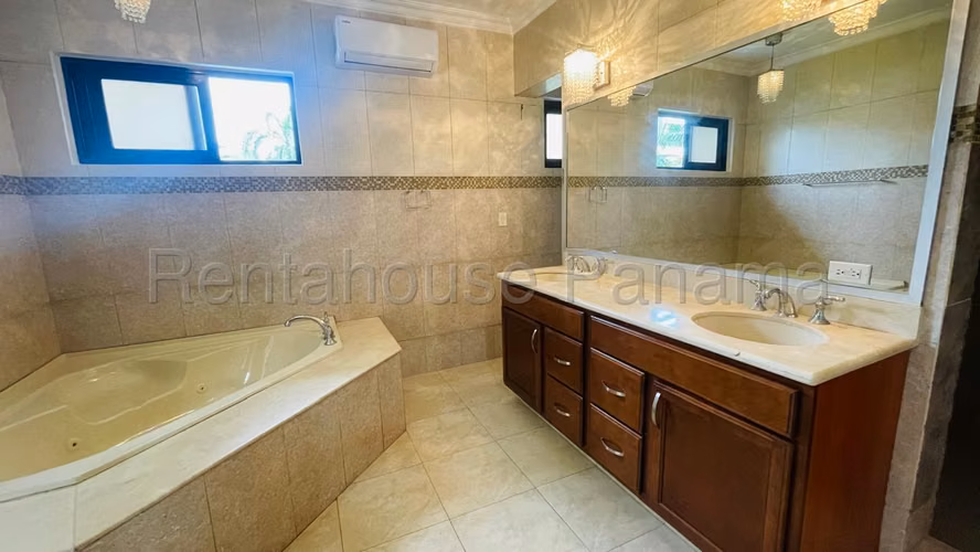 Se Vende Casa en Costa del Este VLU26-6541