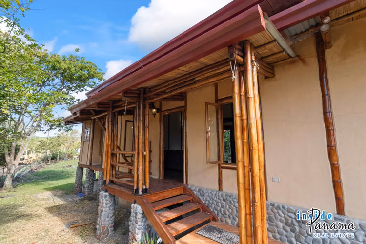 Casa ecológica de Bambú de 2 Rec.  2 Baños en La Tranca Alto Boquete Panamá