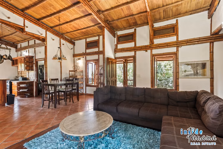 Casa ecológica de Bambú de 2 Rec.  2 Baños en La Tranca Alto Boquete Panamá