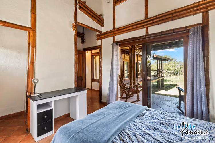 Casa ecológica de Bambú de 2 Rec.  2 Baños en La Tranca Alto Boquete Panamá