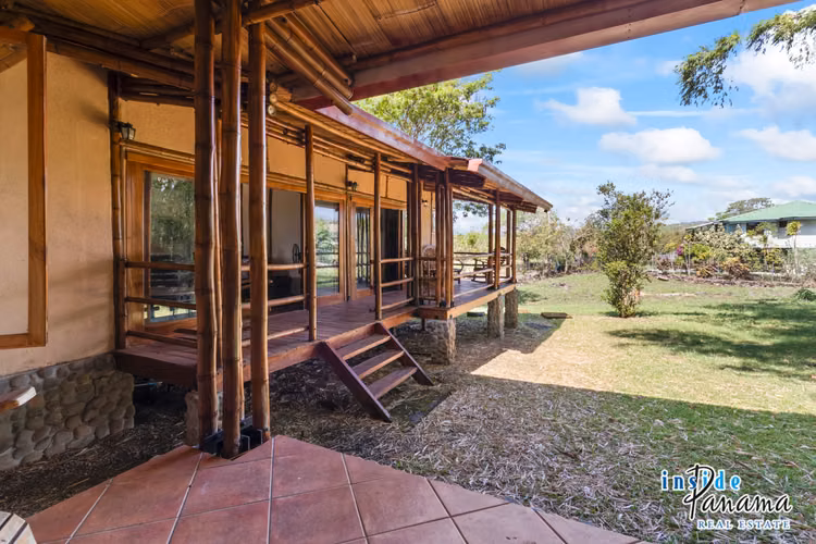 Casa ecológica de Bambú de 2 Rec.  2 Baños en La Tranca Alto Boquete Panamá