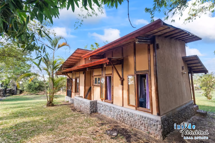Casa ecológica de Bambú de 2 Rec.  2 Baños en La Tranca Alto Boquete Panamá