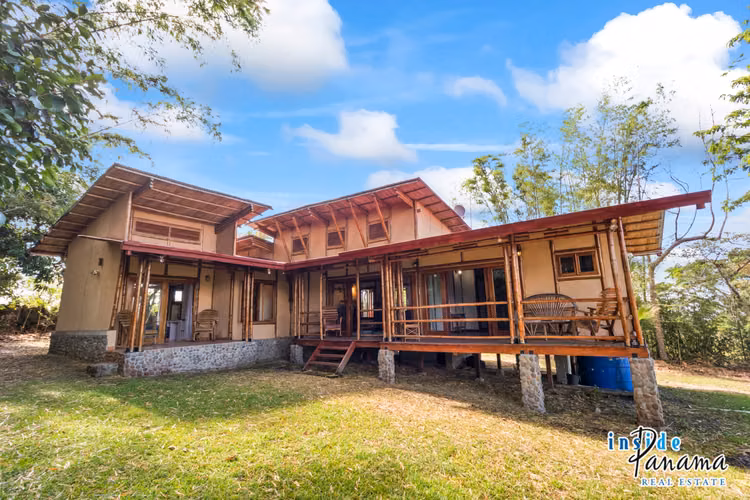 Casa ecológica de Bambú de 2 Rec.  2 Baños en La Tranca Alto Boquete Panamá