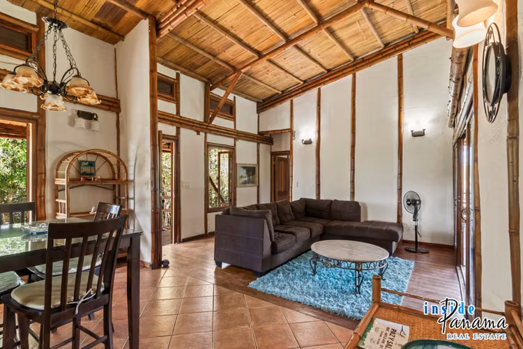 Casa ecológica de Bambú de 2 Rec.  2 Baños en La Tranca Alto Boquete Panamá