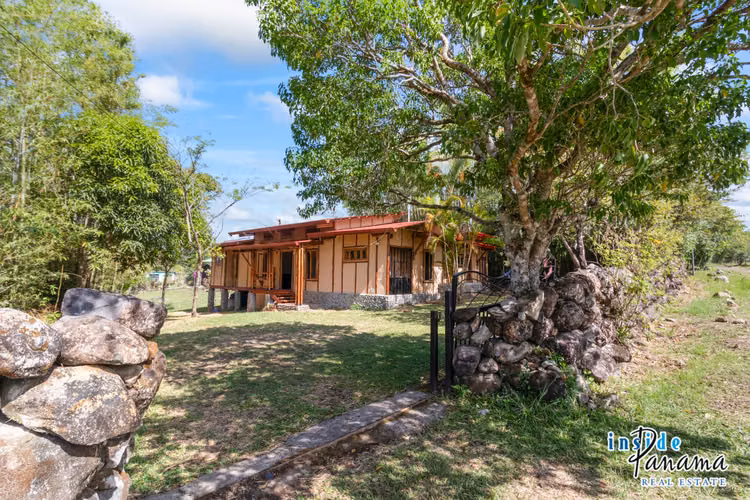 Casa ecológica de Bambú de 2 Rec.  2 Baños en La Tranca Alto Boquete Panamá
