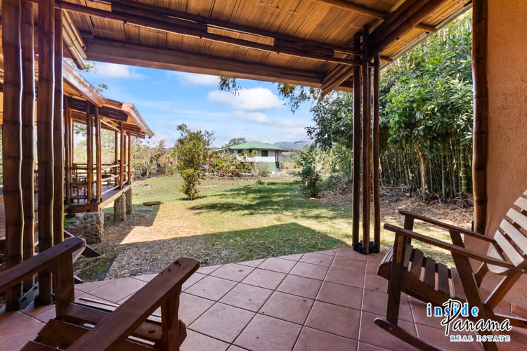 Casa ecológica de Bambú de 2 Rec.  2 Baños en La Tranca Alto Boquete Panamá