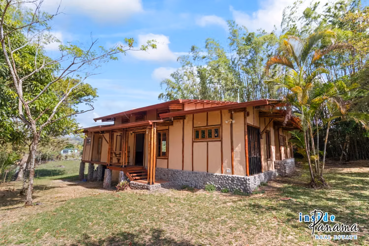 Casa ecológica de Bambú de 2 Rec.  2 Baños en La Tranca Alto Boquete Panamá