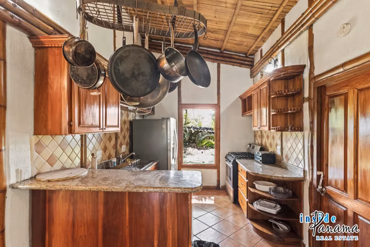 Casa ecológica de Bambú de 2 Rec.  2 Baños en La Tranca Alto Boquete Panamá