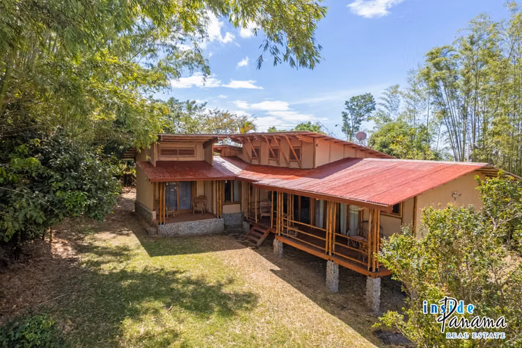 Casa ecológica de Bambú de 2 Rec.  2 Baños en La Tranca Alto Boquete Panamá