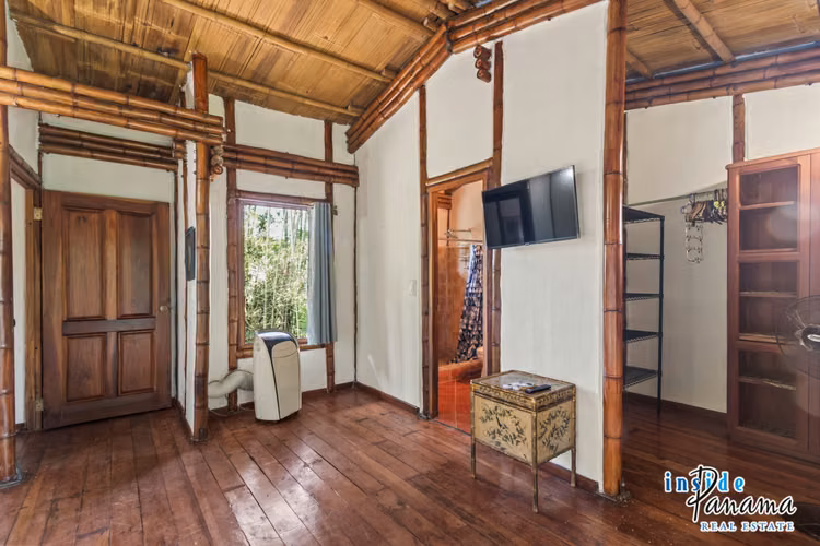 Casa ecológica de Bambú de 2 Rec.  2 Baños en La Tranca Alto Boquete Panamá