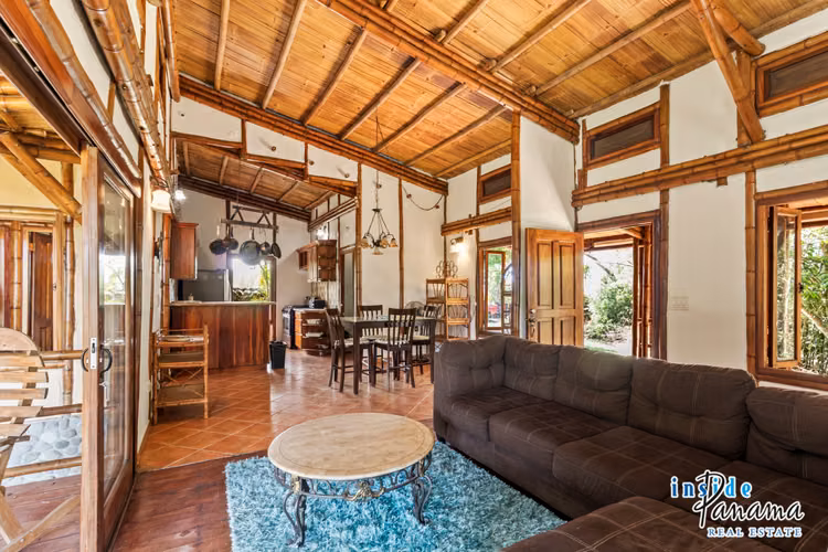 Casa ecológica de Bambú de 2 Rec.  2 Baños en La Tranca Alto Boquete Panamá