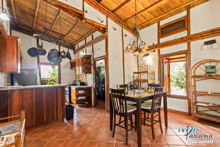 Casa ecológica de Bambú de 2 Rec.  2 Baños en La Tranca Alto Boquete Panamá