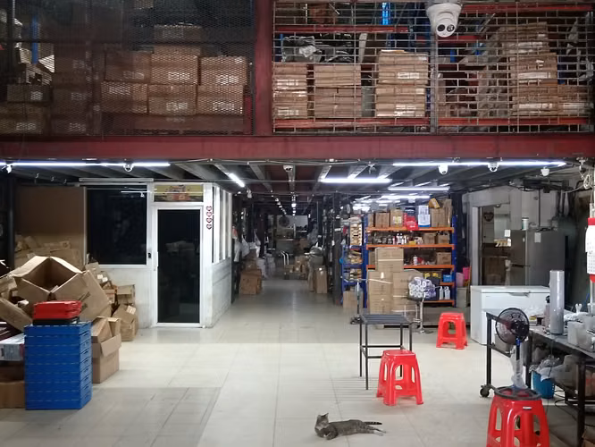 Venta de local comercial con amplia bodega de 3 niveles en Pueblo Nuevo 26JSS6687
