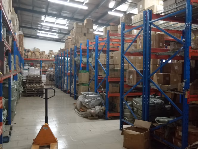 Venta de local comercial con amplia bodega de 3 niveles en Pueblo Nuevo 26JSS6687