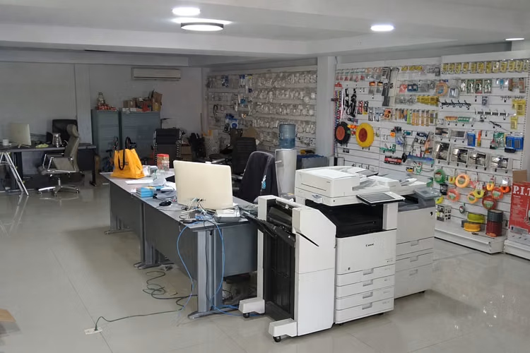 Venta de local comercial con amplia bodega de 3 niveles en Pueblo Nuevo 26JSS6687
