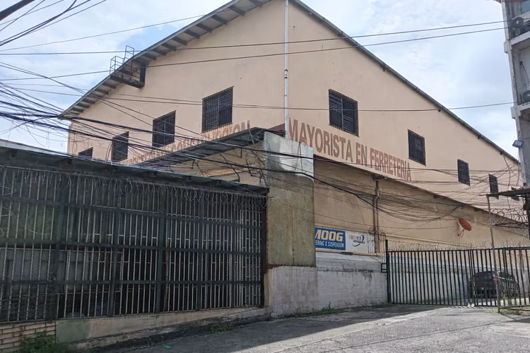 Venta de local comercial con amplia bodega de 3 niveles en Pueblo Nuevo 26JSS6687