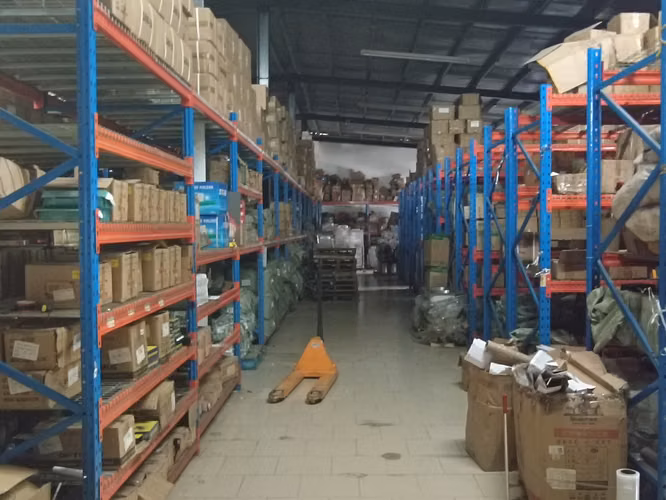 Venta de local comercial con amplia bodega de 3 niveles en Pueblo Nuevo 26JSS6687