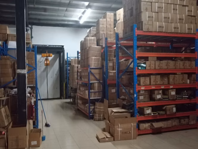 Venta de local comercial con amplia bodega de 3 niveles en Pueblo Nuevo 26JSS6687