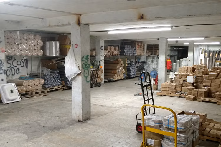 Venta de local comercial con amplia bodega de 3 niveles en Pueblo Nuevo 26JSS6687