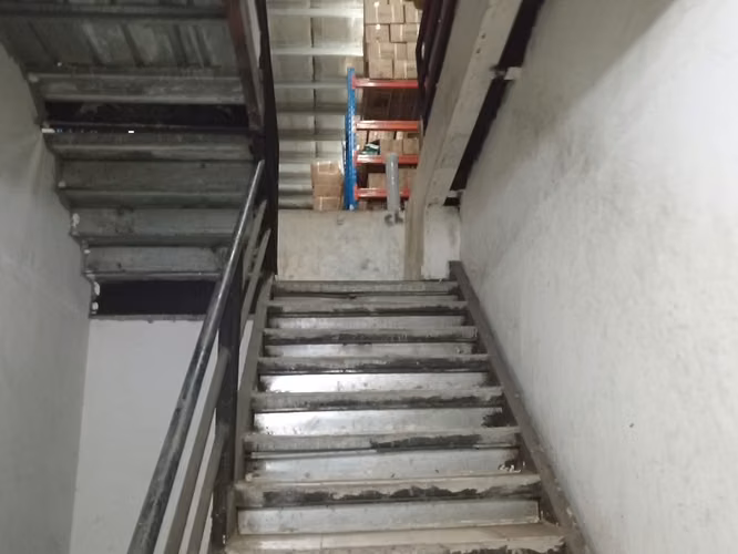 Venta de local comercial con amplia bodega de 3 niveles en Pueblo Nuevo 26JSS6687