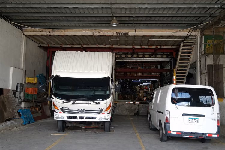 Venta de local comercial con amplia bodega de 3 niveles en Pueblo Nuevo 26JSS6687