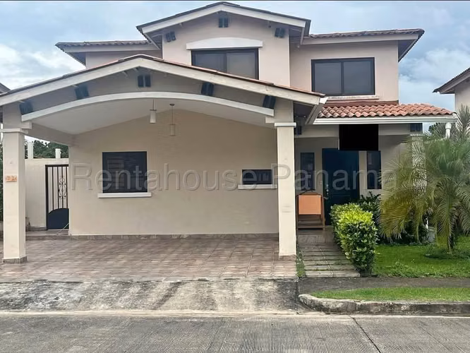 Casa en alquiler en La Chorrera SYH