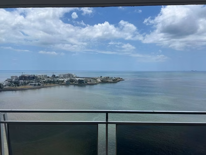 Apartamento en Paitilla, frente del mar / 290 m2 / 3 rec + Den / balcón / cbe.