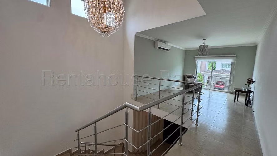 Venta de hermosa casa de 304m² de 2 niveles en Condado del Rey 26JSS1602