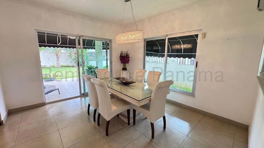 Venta de hermosa casa de 304m² de 2 niveles en Condado del Rey 26JSS1602