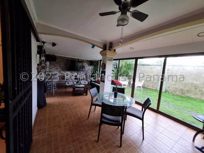Venta de casa de 304m² en Condado del Rey 24JSS227