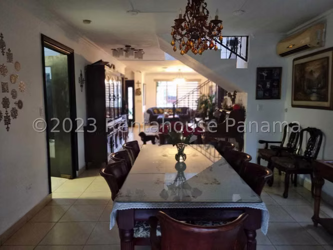 Venta de casa de 304m² en Condado del Rey 24JSS227
