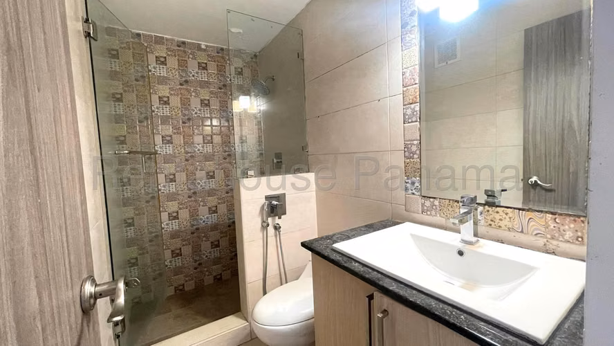Venta de Amplio Apartamento en Paitilla  4 Rec. 2 parking  vista almar26*5899Mfk