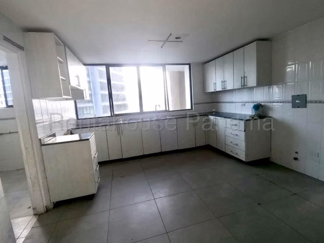 Venta de Amplio Apartamento en Paitilla  4 Rec. 2 parking  vista almar26*5899Mfk