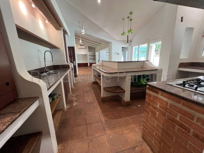 Venta de Confortable y Amplia Casa en Albrook 26*4157Mfk